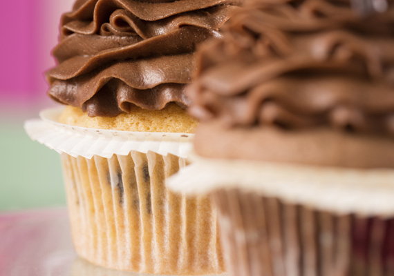 	Extra csokis muffin	A muffin, vagyis angolul cupcake is lehet bögrés, sőt, a világ nagyobb részén így is készítik. Népszerűségét az íze mellett annak köszönheti, hogy nem lehet elrontani, cserébe isteni finom. Az extra csokis receptért ide kattints!