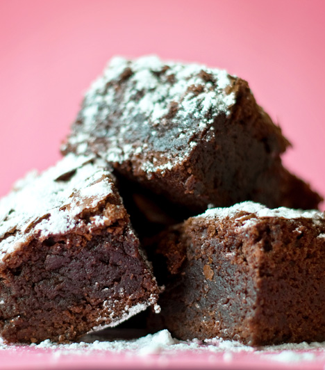 	Brownie	Ha egy igazán csokis sütire vágysz, ezt készítsd el. Úgy az igazi, ha a közepe lágy marad. Vendégvárónak vagy csak magadnak is tökéletes.	Tömény csokis brownie »