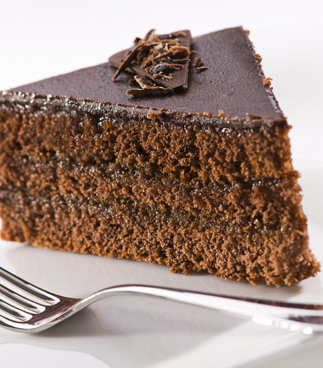 	Sacher-torta	A Sacher-tortát először Bécsben szolgálták fel, mondhatni véletlenül. A főcukrász az ágyat nyomta, a 16 éves Franz Sachernek kellett előállni egy süteménnyel egy kényes császri vendég számára, ami hatalmas sikert aratott. Közel 150 éve tartó töretlen népszerűsége nem véletlen, próbáld ki te is!	A klasszikus Sacher-torta receptje »