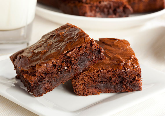 
                        	Brownie
                        	Ha csokoládés édességről van szó, akkor talán elsőre mindenkinek a jó öreg brownie ugrik be. A legextrémebb változatokban készíthető édesség lehet akár tömény csoki is, amibe ha beleharapsz, egy kisebb transzcendentális élményben lesz részed - próbáld ki ezt a változatot, és meglátod!