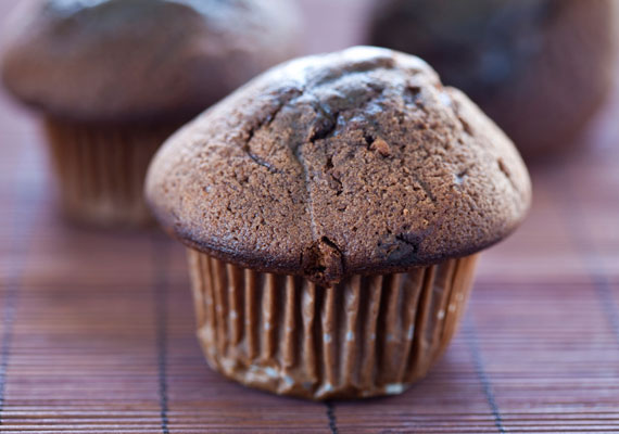 
                        	Csokoládés muffin
                        	Egy muffin mindenekfelett! A hagyományos, jól bevált muffinreceptedet egészítsd ki egy jó adag cukrozatlan kakaóporral, szórj bele csokoládédarabokat, és máris megvan a világ legfinomabb muffinja, alig félórányi munkával!