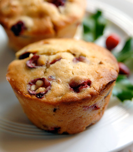 Gyümölcsös muffin  A nyári piros gyümölcsök - a ribizli, a málna, a szeder, a meggy - tökéletesek egy könnyű muffinba. Az egyik legegyszerűbb és legnépszerűbb süteményt szinte lehetetlen elrontani.  Kapcsolódó receptek: 3+2 isteni bögrés muffin »