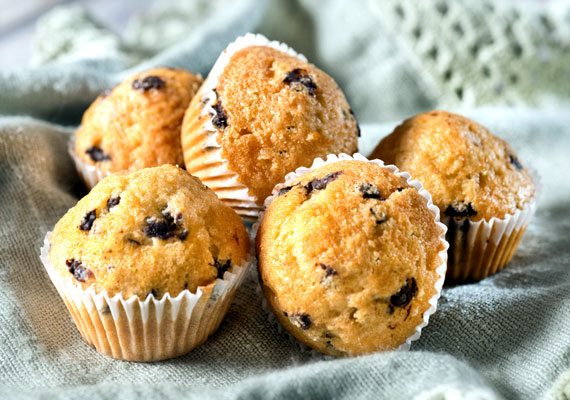 	Muffin	Minden bajra bármikor gyógyír egy kis frissen sült muffin. Az önmagában is finom édesség gyümölcsökkel lesz a legjobb, ezek pedig lehetnek frissek, konzervek  vagy akár fagyasztottak is, a muffin velük mindenképpen finom lehet. Vedd elő a kedvenc kis kosárkáidat és a sütőformát, és készítsd el minél több változatban. Itt van hozzá egy alaprecept.