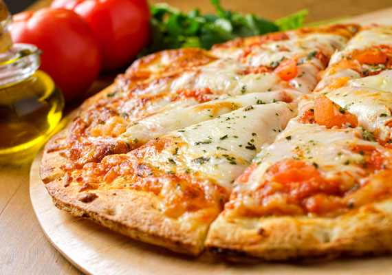 	Pizza	A pizza valószínűleg nem ugrik be elsőre, ha az ember a spórolásról beszél, pedig alig pár, könnyen beszerezhető alapanyag kell hozzá, feltétként pedig szinte bármit tehetsz rá, amit éppen találsz, hiszen mindennel működik. Ez itt a legegyszerűbb, paradicsomos-sajtos változat.