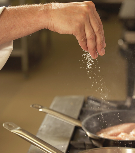 SóA só puhítja a húst, kiemeli az ízeket, pácoláshoz elengedhetetlen. Néhány húsfajtát azonban, például a májat, nem szabad sózni sütés előtt, mert megkeményedik.