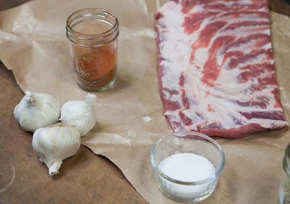 	A hús sózása, tűzdelése	A végeredményt nagyban befolyásolja, hogy mit és hogyan sózol, illetve a fokhagymagerezdeket, valamint a szalonnát hova tűzöd. Miután bevagdostad a húst, sózd be, de a bőrét hagyd ki, kizárólag magára a húsra koncentrálj, a bőrre nem való só. Ezután a gerezdekre vágott fokhagymát és esetleg szalonnát a bőrbe tűzheted, lehetőleg egy vékony pengéjű, de annál élesebb kés segítségével.