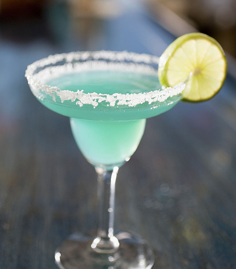 Sapphire Martini5 cl gin 2 cl kék Curacao dísznek kék vagy piros koktélcseresznye  Valójában nincs köze a Martinihez, hiszen nincs benne vermut. A kékségében viszont alaposan el lehet veszni. Tedd a jégkockákat és az italokat shakerbe, alaposan rázd össze, majd szűrd pohárba, és díszítsd a hangulatodnak megfelelő színű koktélcseresznyével.