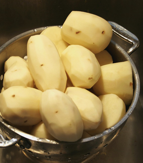 Ha elsóztad az ételt, akkor forrald fel, és darabolj bele krumplit. Főzd puhára, majd szedd ki az ételből. A krumplidarabok magukba szívják a sót.