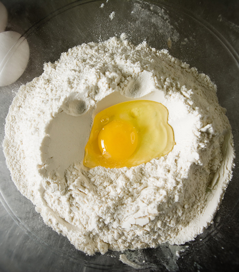 Ha a sütemények hozzávalóit pár órával a felhasználás előtt szobahőmérsékleten pihenteted - a tojásokat is -,  akkor a tészta könnyebben összeáll, és omlósabb lesz.Kapcsolódó cikk:A nagyi 12 leghasznosabb praktikája a konyhába »