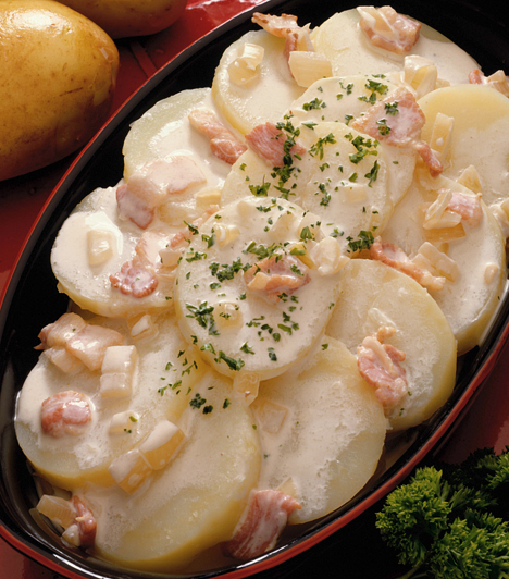 Rakott krumpli másképp  Ha unod a sima változatot tojással, kolbásszal és tejföllel, akkor készítsd el paradicsommal vagy darált hússal.  Kapcsolódó receptek: 3 mennyei rakottkrumpli-variáció »