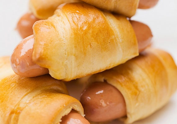	Bár a hotdog-árusok az utóbbi időben már orvul megjelentek strandnak egyáltalán nem minősülő helyeken is, azért még egy igazi, klasszikus strandfogás a péktermékbe rejtett virsli, melynek egyszerűségében rejlik a nagyszerűsége.