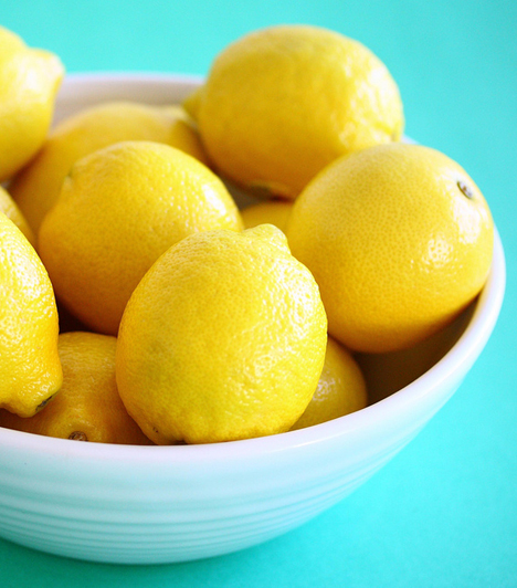 Citrom A nyarat nem is lehet elképzelni frissítő limonádé nélkül. Készíts el reggel egy kancsónyit, mézzel édesítve, és hűtsd be. Este boldog leszel, hogy ezzel hűtheted le magad.Kapcsolódó cikk:Salaktalanító, zsírolvasztó citrusdiéta »