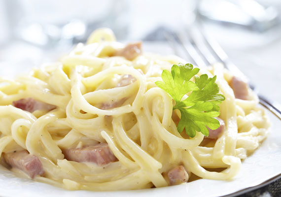 
                        	Carbonara spagetti
                        	Az idehaza gyakran félreértett fogás méltó képviselője az egyszerű, de nagyszerű ételeknek. Itthon gyakorlatilag mindenki tejszínnel készíti, ami eredetileg egyáltalán nincs a receptben, mindössze tojás, só, bors, pecorino vagy parmezán sajt és jó minőségű szalonna szükséges a hagyományos carbonara-feltéthez. 