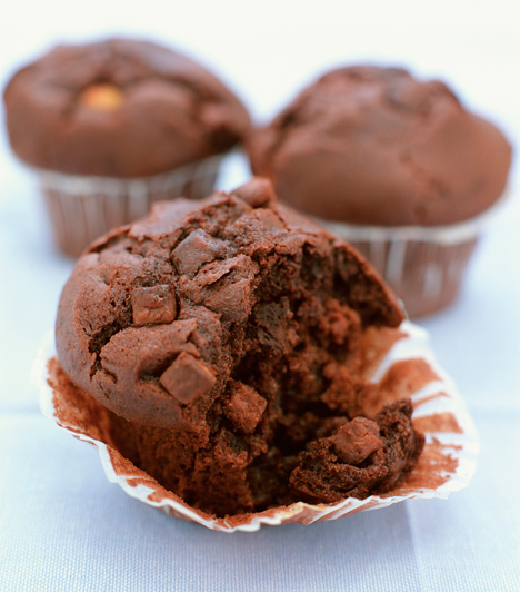 A muffin azért is jó, mert nagyon sok mindent - csokoládét, aszalt gyümölcsöt, tejkaramellát - beleapríthatsz, így a maradék édességgel is van mit kezdeni.Kapcsolódó cikk:5 omlós bögrés muffin 20 perc alatt »