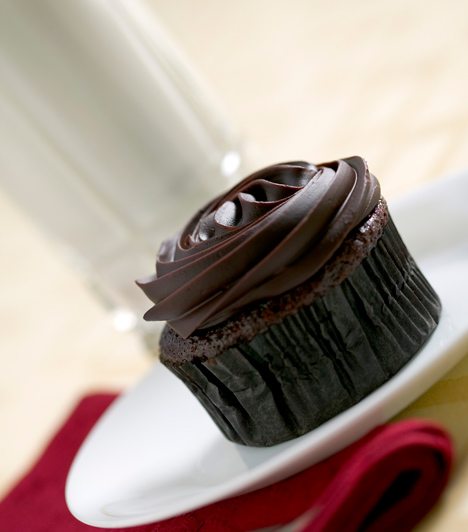 A csokoládé nem csupán belül dobhatja fel a muffint, de mázként is. A csokiszószhoz olvassz fel egy tábla csokoládét egy kevés vajjal vízfürdő felett, majd keverj bele nagyon kevés lisztet. Ha kihűl, krém állaga lesz, amit habzsákból a muffin tetejére nyomhatsz.