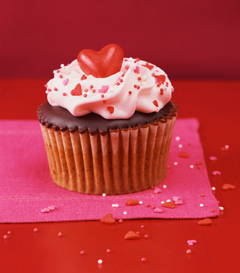 Ki mondta, hogy a szerelmet csak Valentin-napon lehet ünnepelni? Ha kedvesed édesszájú, biztos, hogy nem tud majd ellenállni egy csokis-szíves csodának.Kapcsolódó cikk:Hipergyors tavaszi muffinreceptek »