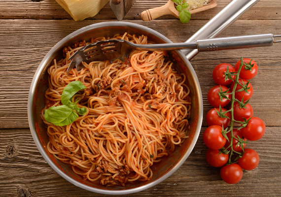 
                        	Az egyik feledhetetlen kedvenc a húsos tészta, ami valószínűleg megegyezik a szocializmus nehéz éveiben bolognai spagettinek gondolt készítménnyel, amiból hiányzott a paradicsomszósz.