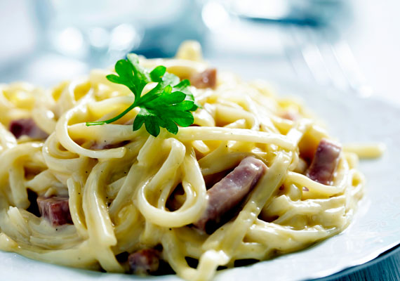 	Carbonara spagetti	A szénégetők tésztája, az olasz alapkonyha egyik ékköve a carbonara, amit nagyon gyorsan elkészíthetsz, akár az eredeti, akár az itthon elterjedtebb, hamis változatot választod. A hagyományos tojásos változat receptjét itt találod, ez pedig az idehaza népszerű verzió receptje.