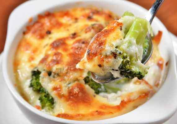 
                        	Rakott brokkoli
                        	A ress zöldségből csodás rakottast készíthetsz, hogy hússal, vagy anélkül, az már csak rajtad múlik, a lényeg, hogy jó sok tejföllel és temérdek sajttal készítsd, hiszen a rakott brokkoli akkor igazán finom, ha roskadozik a sajtos-tejfölös feltét alatt.