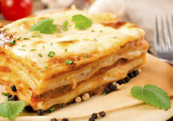 
                        	Lasagne
                        	Az olasz konyha egyik legismertebb fogása a messziről felismerhető, tepsiben sült lasagne. A friss tésztából készült lapok és a közéjük rakott besamel mártás olyan párost alkotnak, amire képtelenség nemet mondani. Természetesen ez az étel is sok-sok sajttal sütve a legjobb. Itt az ellenállhatatlan recept hozzá.