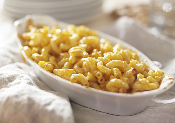 
                        	Mac and cheese
                        	Mac and cheese, avagy sajtos makaróni, ahogyan az amerikai-olasz családok készítik és szeretik. Az itthon elterjedt változatnál egy kicsit fűszeresebb ez a megoldás, és igazán finommá a sütőben töltött percek teszik. Így készítsd!