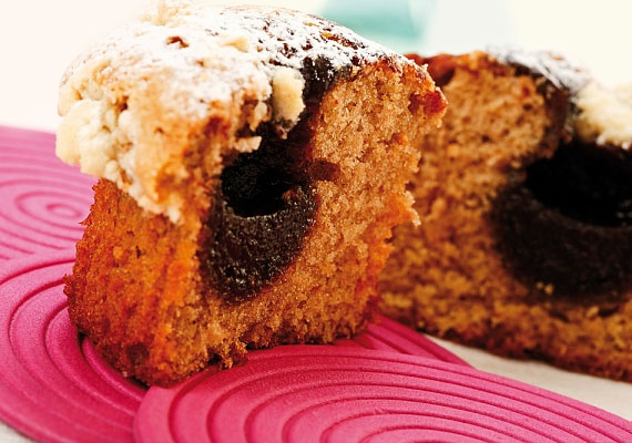 
                        	Szilvás muffin
                        	Ahogyan bögrés sütit, úgy muffint is készíthetsz szinte mindenféle gyümölcsből, de a szilvás verzió biztosan a legjobbak között van, egy kis fahéjjal kiegészítve ellenállhatatlan édesség.