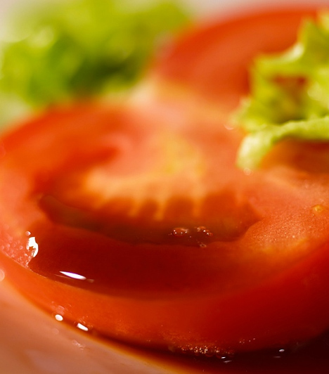  	Görög saláta  	A kalsszikus görög saláta, amivel éttermekben ritkán találkozhatsz, paradicsomból, uborkából, hagymából és feta sajtból áll, mediterrán fűszerekkel ízesítve és olívaolajjal meglocsolva. Tökéletes könnyű vacsora.  	Kapcsolódó cikk:  	4 klasszikus saláta receptje »