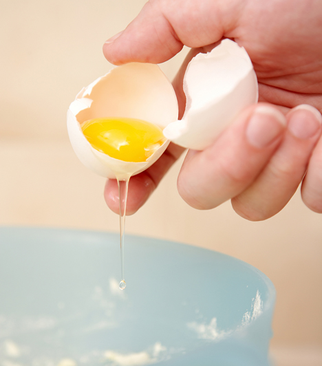 TojásA tojás kötőanyagként működik a legtöbb süteménynél, de néhánynál, például a tiramisunál nyersen használják.Kapcsolódó cikk:4 isteni tiramisurecept »