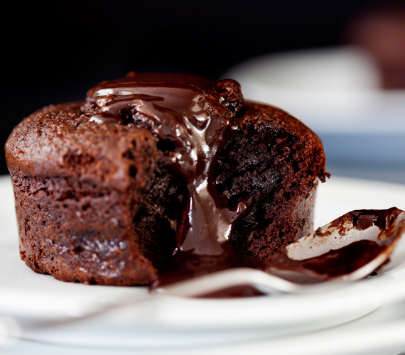 	A muffint azért is szeretik olyan sokan, mert gyorsan készen van, és sokféleképpen variálható. Íme, egy nagyon finom csokis-kekszes változat.