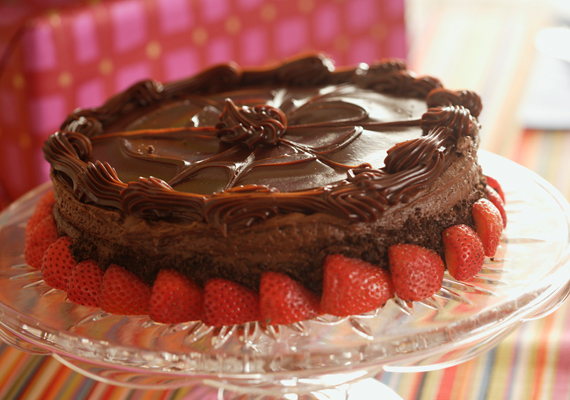 	A csokitorta tipikusan olyan édesség, amire senki nem tud nemet mondani. Készítsd el klasszikus változatot és turbózd fel egy kis eperrel.