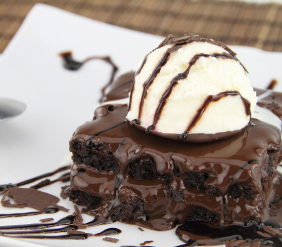  	Brownie csoki öntettel  	A brownie már önmagában igazi csokoládés élmény. Ha pedig csokiöntettel készül, biztosan pillanatok alatt elfogy.