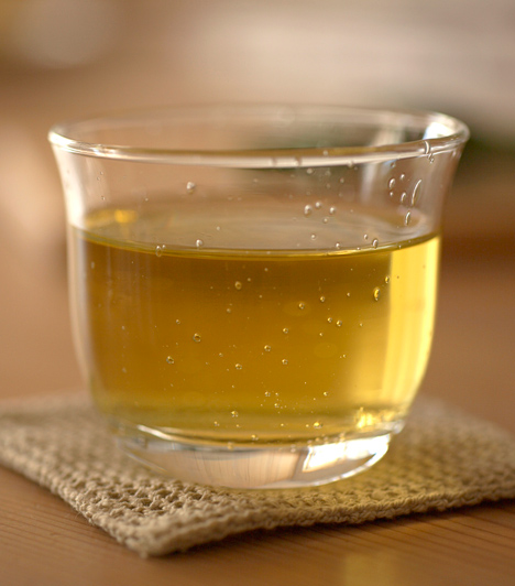 Zöld teaA zöld teában található polifenolok, melyek megvannak a vörösborban és a csokoládéban is, remek antioxidáns hatású vegyületek. Segítségükkel a szervezet leküzdheti a káros szabadgyökök öregítő hatását.