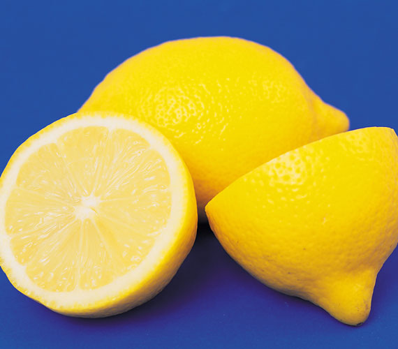 	A citrom hámlasztó hatása tavasszal különösen jól jöhet. Töröld át egyszerűen a levével az arcod, nagyon ügyelve a szemkörnyékre, majd alaposan öblítsd le.