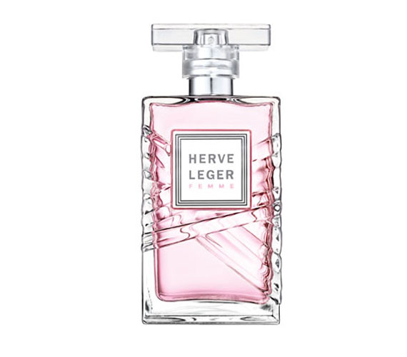 	Hervé Leger Femme - Az Avon számos neves parfümházzal dolgozott már együtt. Hervé Leger több illatot is alkotott a cégnek, ezúttal egzotikus virágok és puha fás jegyek kombinációját.
