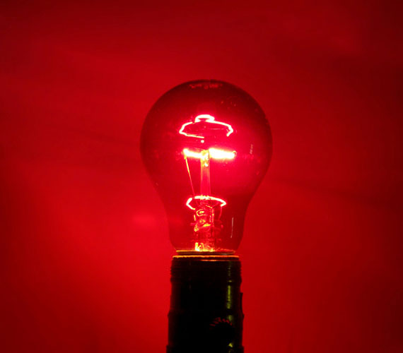 	Egy piros villanykörte vagy áttetsző textildarab a lámpán nagyon erotikus légkört teremt, és csodásan lággyá teszi a vonalaidat.