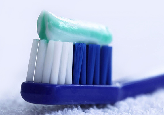 	Sokan a pattanások leszárítására használják a fogkrémet, pedig a legtöbb esetben a száj sarkánál jelentkező aknéért is ez felel.