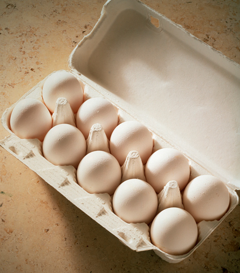 TojásA tojásban található kollagén feszesíti a bőrt, és segít a ráncok kialakulásának megelőzésében. Verj fel egy tojásfehérjét, és vidd fel az arcra.