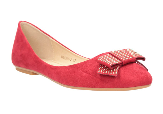 	Dorothy is megirigyelné ezt a piros, masnis velúr topánkát. Szintén a CCC-ben vásárolhatod meg, 4790 forintért.