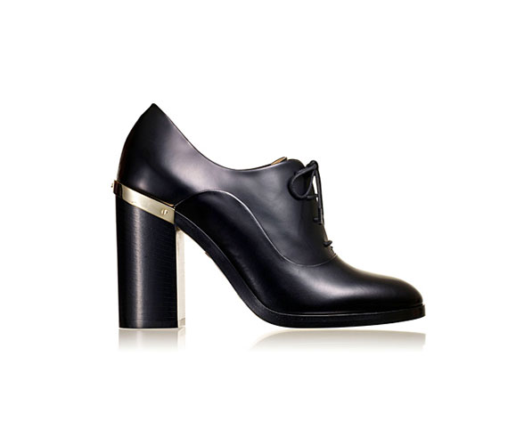 	Szintén az övé ez a fekete cipő: a téglasarok és a fémbetét 2014-ben is divatban lesz.