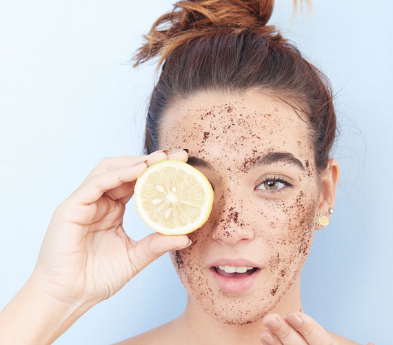 	A citromlé, óvatosan alkalmazva, az arcbőrnek is jót tesz. Készíts egy kis kávéból, vízből és citromléből álló arcradírt, ami leoldja az elhalt hámsejteket, felfrissíti a bőrt. Magában, koncentráltan azonban ne használd.