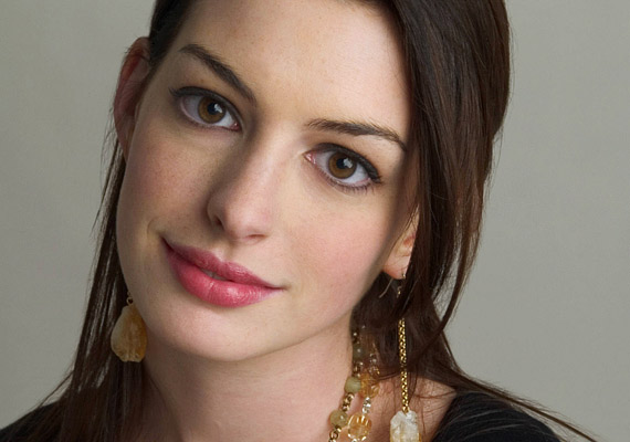 
                        	Anne Hathaway szája és szeme is nagy, ami elsőre picit aránytalan, de ez az őziketekintet biztos sok férfit rabul ejtett már.