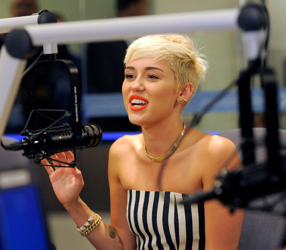 	Miley Cyrus vagány, szőke frizurája mellé gyakran visel erős sminket.