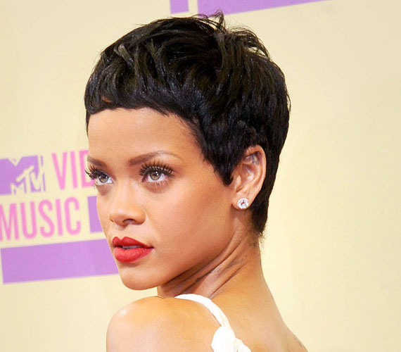 	Rihanna már egy picit megnövesztette ezt a frizurát, de annak idején óriási feltűnést keltett, mivel éles volt a váltás a hosszú hajhoz képest.