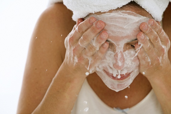 Az egyik legfontosabb teendő lefekvés előtt a megfelelő arctisztítás, melyet érdemes dupla tisztítás formájában elvégezni, ha mindennap sminkelsz. Ez különösen igaz, ha alapozót is használsz. Az esti arctisztítás során mindenekelőtt ezektől kell megszabadulnod, lehetőleg egy olajalapú lemosó segítségével - az alkohol szárítja a bőrt -, majd jöhet a bőrtípusodnak megfelelő arcmosás vízzel és arctisztítóval.