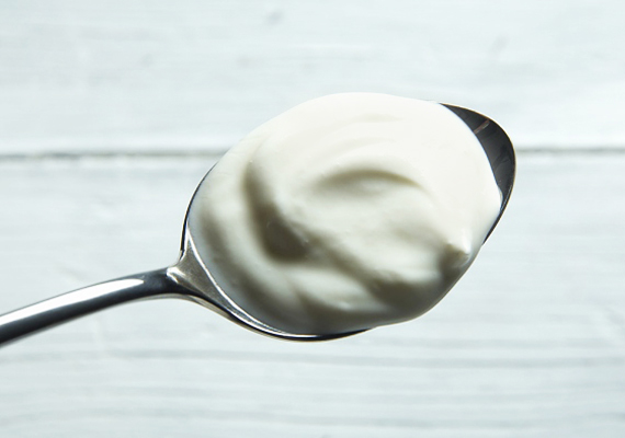 
                        	Joghurt
                        	A natúr joghurt nemcsak üdítő és finom, de nagyon jó a bőrnek is. Magas fehérjetartalma a bőr feszességének megőrzésében segít. Fogyaszd változatosan - bogyókkal, mézzel, zabpehellyel! A görög joghurt még gazdagabb fehérjében, mint a hagyományos.