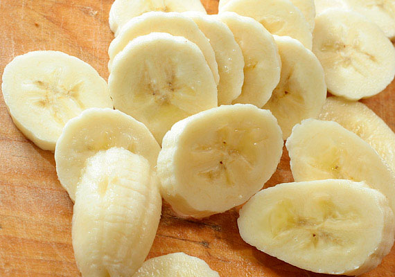 	A B6-, továbbá A- és E-vitaminokat is tartalmazó banán a ráncok, valamint az aknék, pattanások ellen is beválhat. Ezen a linken nagyszerű banános pakolást találsz.