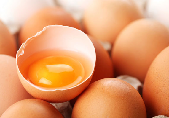 	A tojásfehérjében sok kollagén található, így visszaadhatja arcbőröd feszességét. Társítsd kókuszolajjal, ami táplálja a bőrt. Itt találod az arcmaszk receptjét!