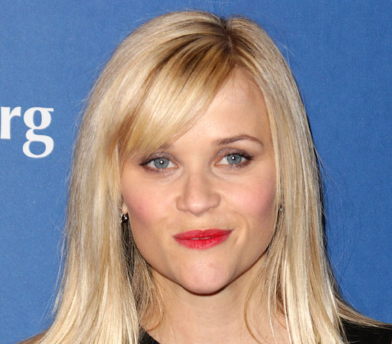
                        	Reese Witherspoon frufruja épphogy szemöldökig ér, oldalra fésülve is fiatalít.