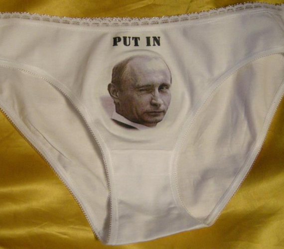 	Önmagában is különös Vlagyimir Putyin képét tenni egy bugyira, a készítők azonban még megtoldották egy szójátékkal is. Jelenleg nem kapható az Etsyn, de a GlamyourGlam Facebook-oldalán továbbra is megtalálható ez a termék.