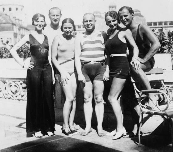 	A strandoláshoz is lehet elegánsan felöltözni. A szintén 1930-ban készített fotón a bal oldali hölgy öltözéke szinte már egy alkalmi ruhához hasonlít.